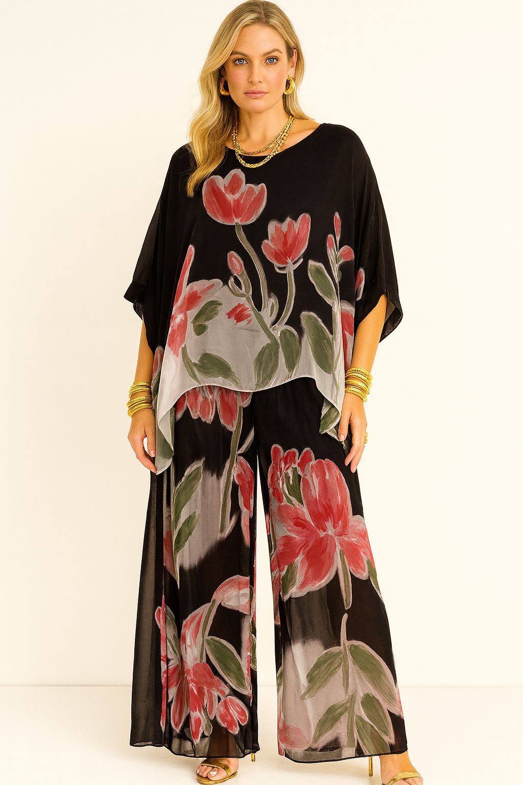 Mulher vestindo conjunto Costa Amalfitana com estampa floral em fundo preto, confeccionado em viscose e seda italiana.