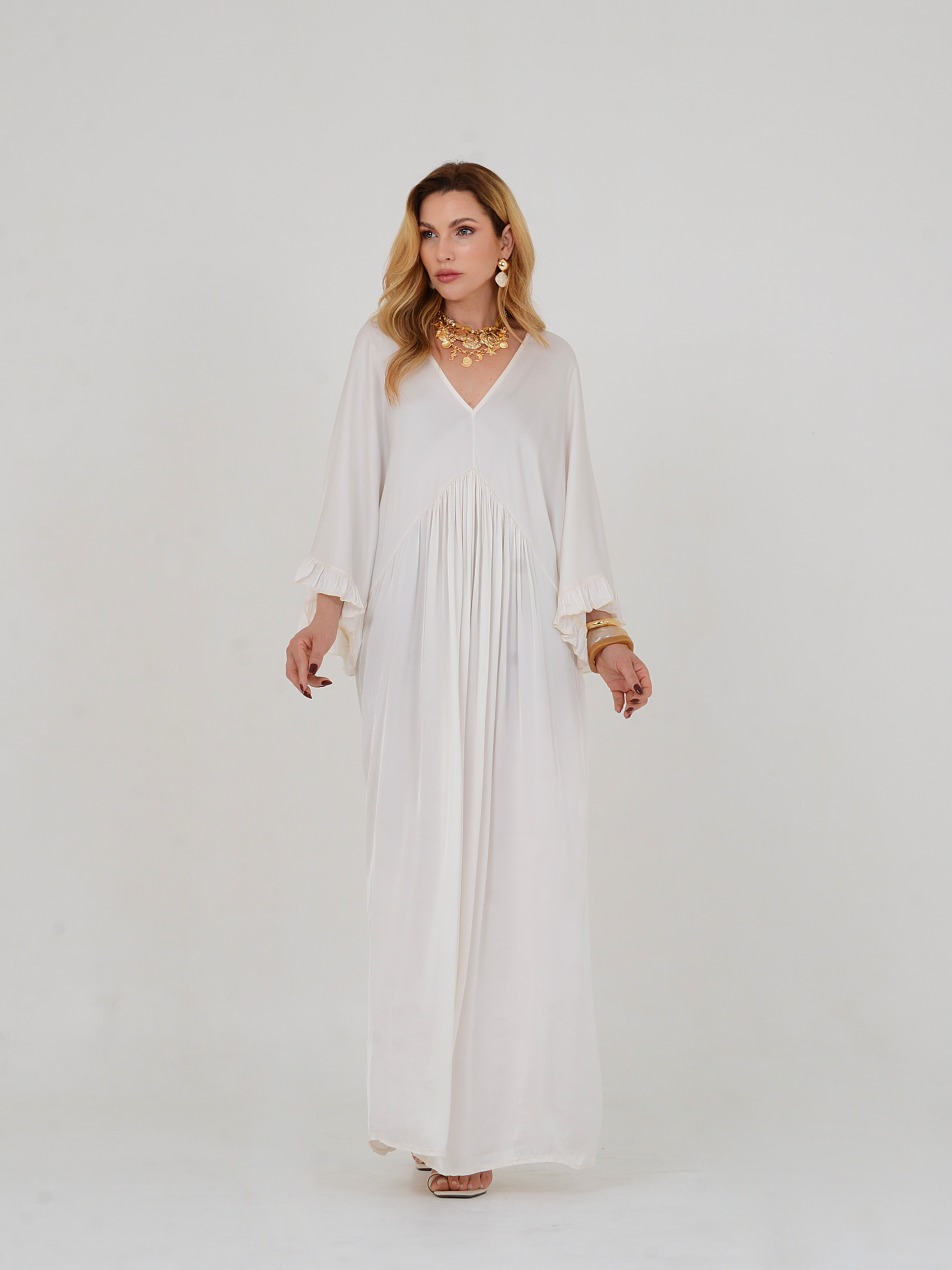 Vista frontal do Vestido Fiorella com manga sino e caimento sofisticado.