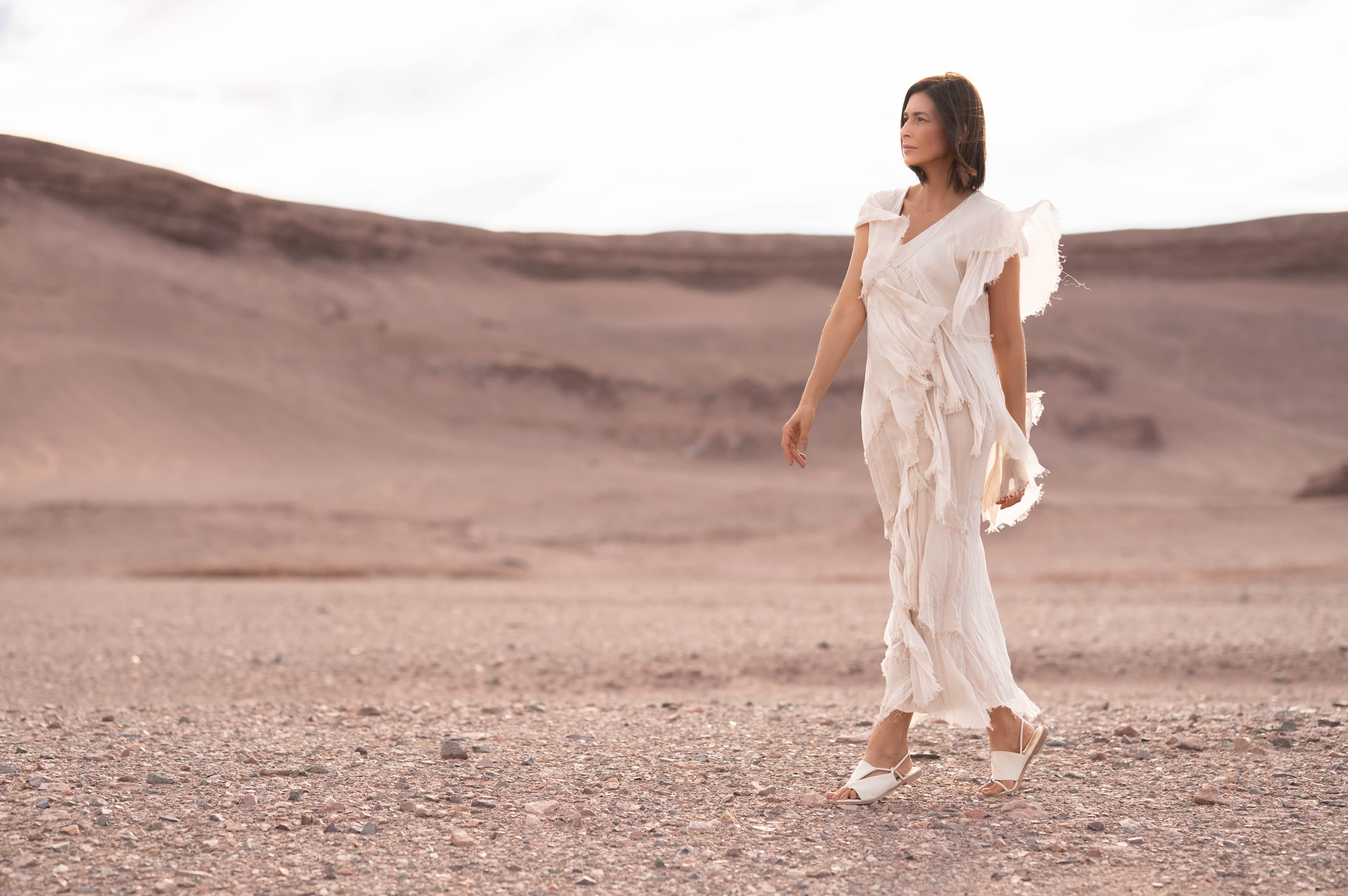 Vestido Ilha de Elba feito em viscose e seda, fotografado em paisagem desértica sob luz natural.