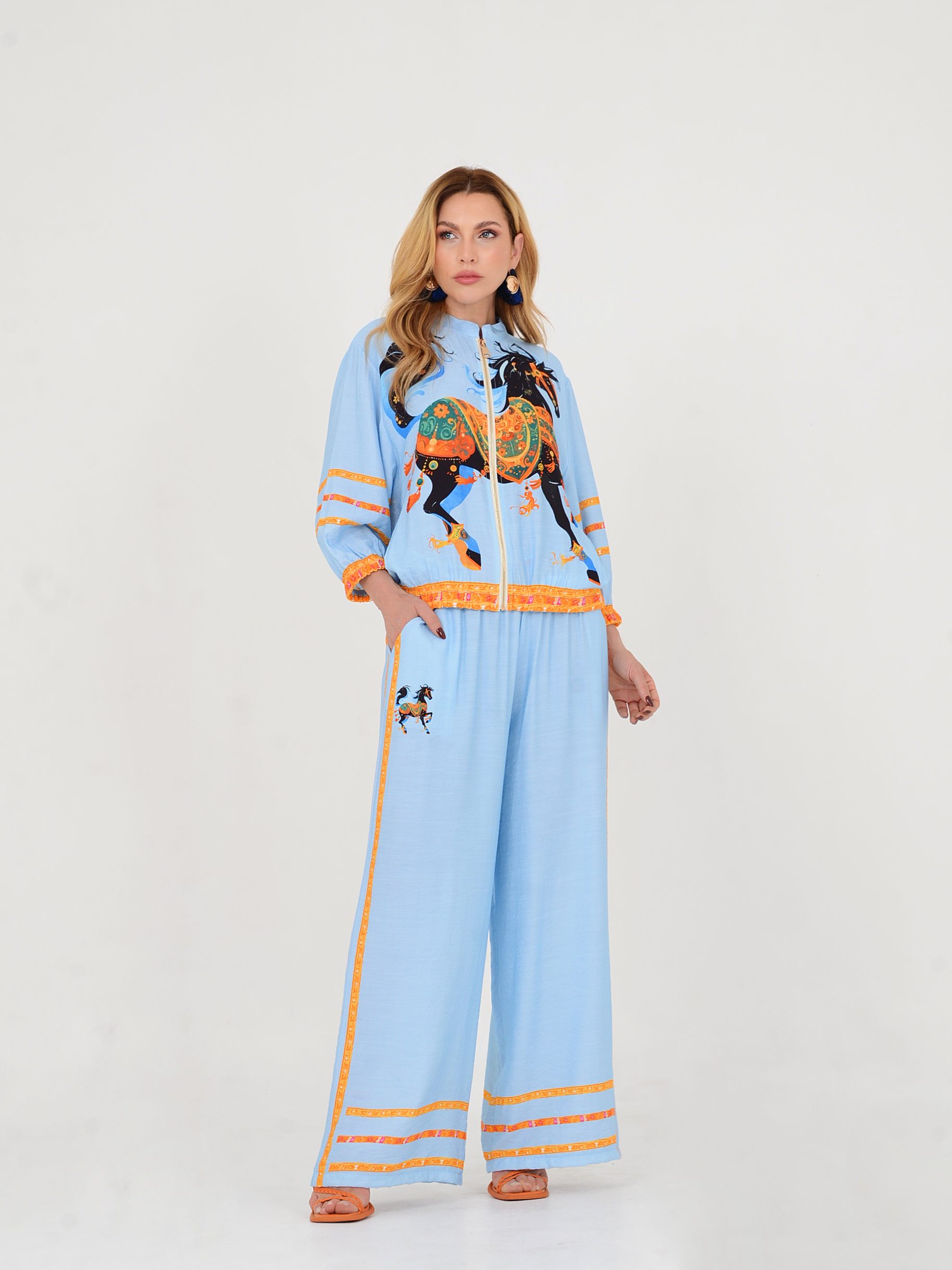 Vista frontal do Conjunto Cavallo mostrando caimento elegante e acabamento refinado.