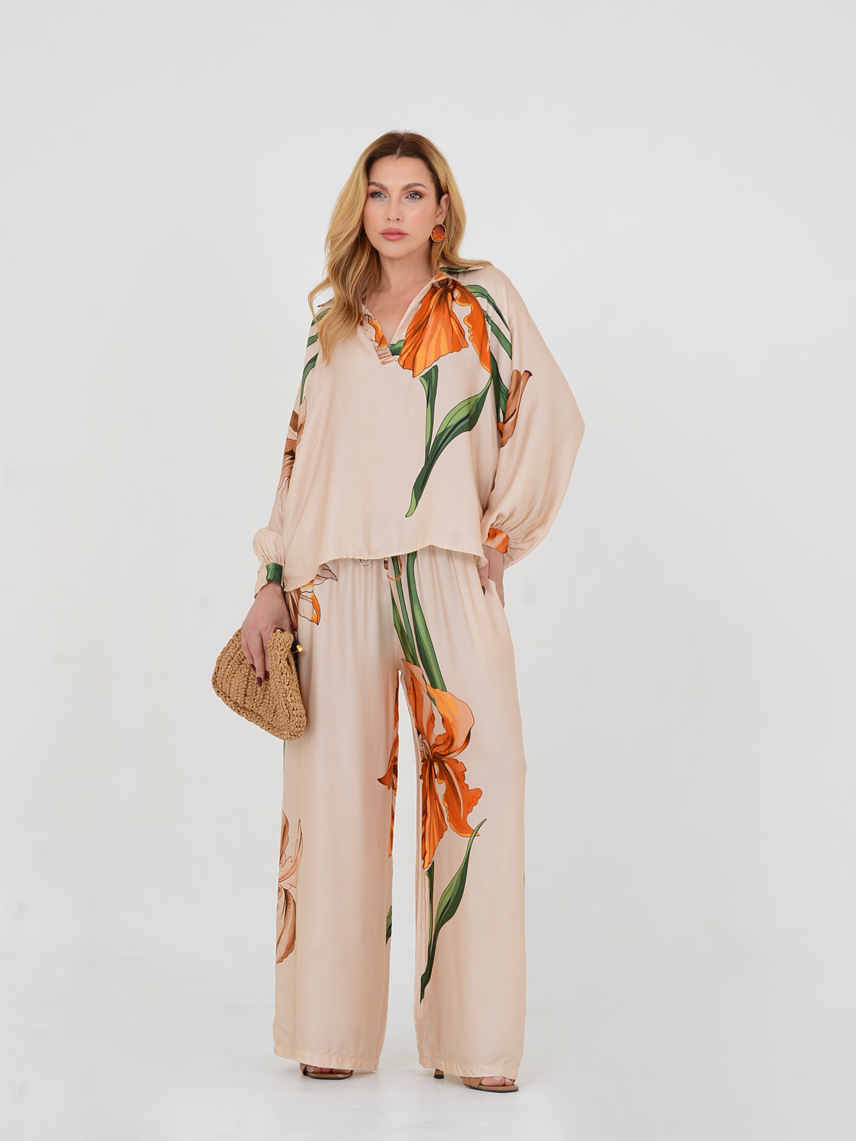 Vista frontal do Conjunto Isotta destacando o caimento e acabamento sofisticado.