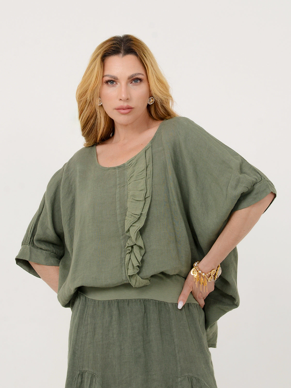 Conjunto em linho verde com blusa soltinha e saia midi – vista frontal.