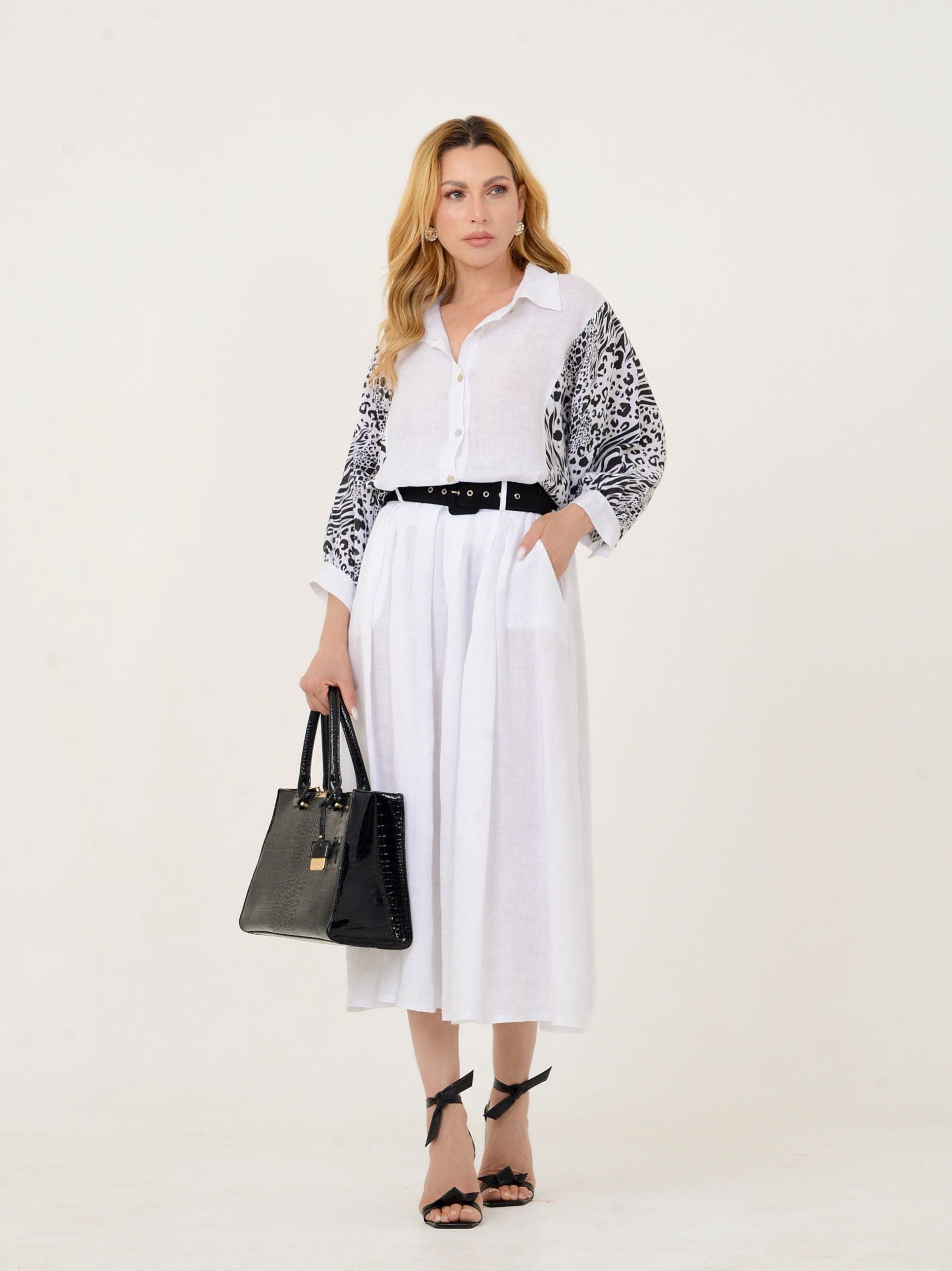 Mulher usando conjunto midi branco com mangas estampadas vista de frente.