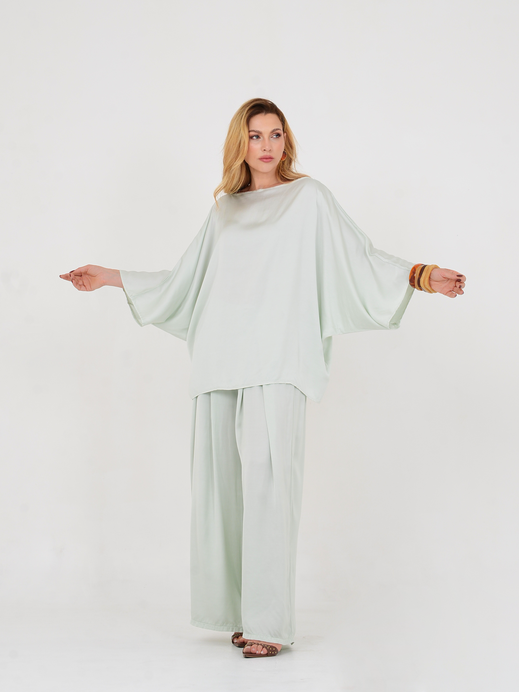 Detalhe do tecido do Conjunto Setta com mistura de viscose e seda de alta qualidade.