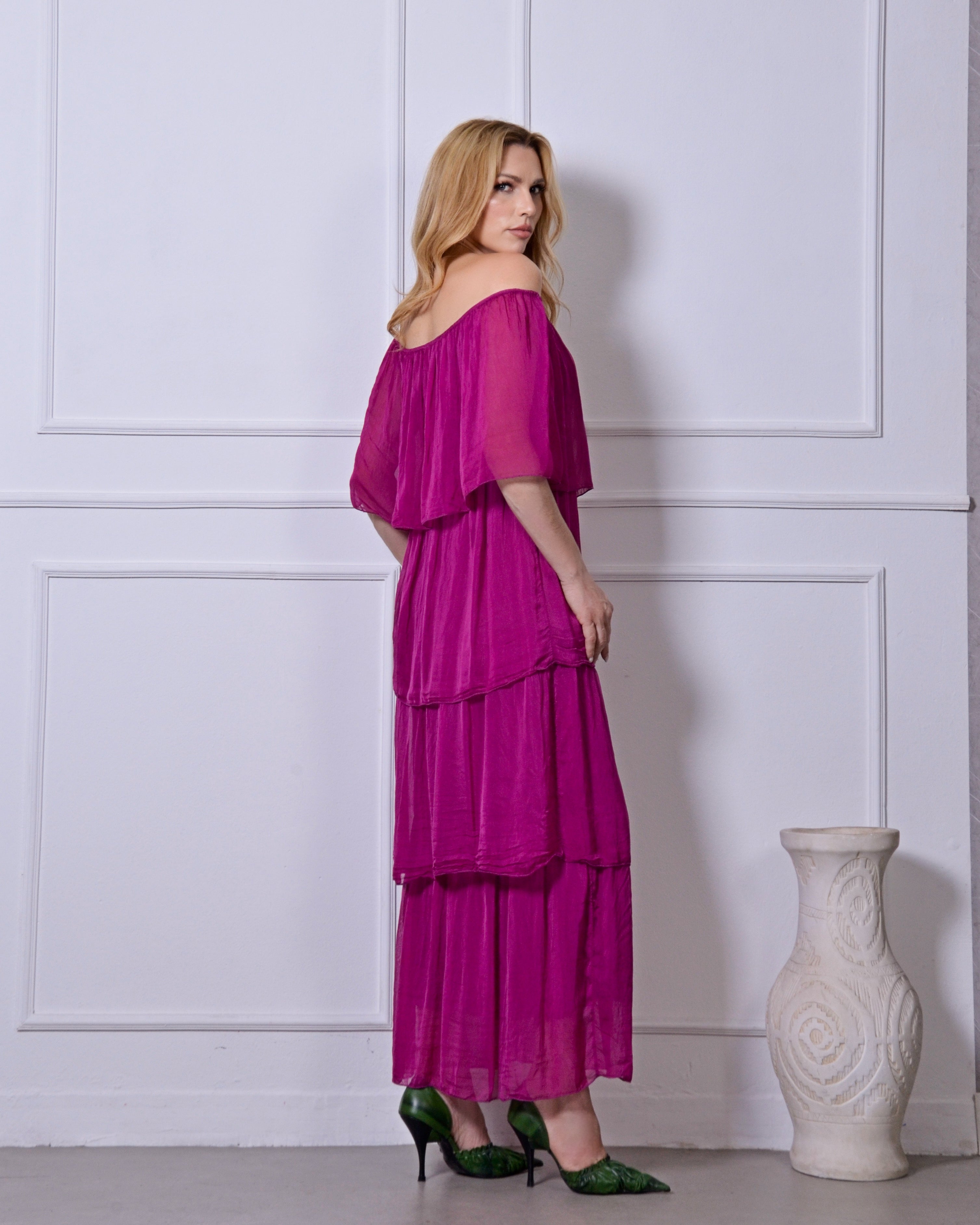 Vestido Carmel italiano em viscose e seda, longo e fluido, com caimento elegante e acabamento refinado.