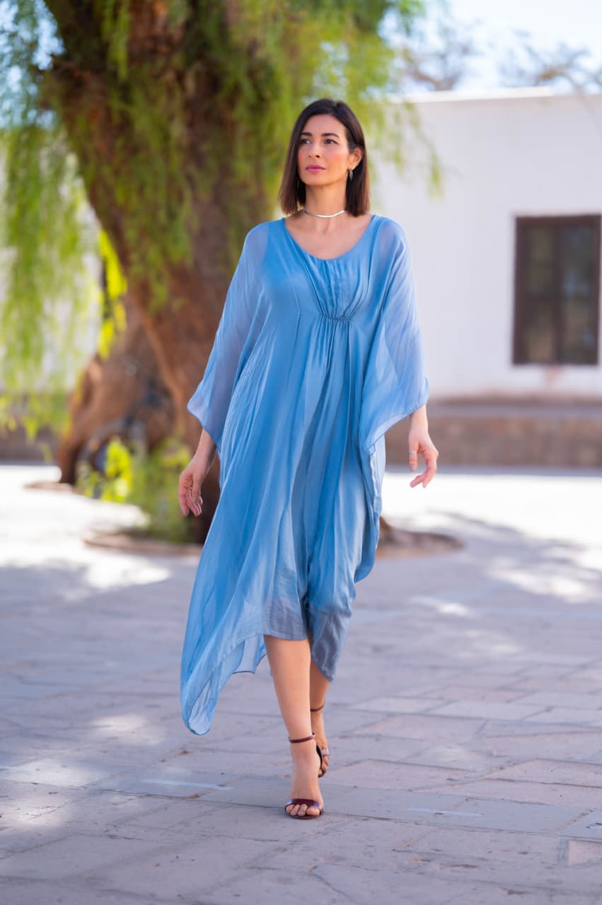 Vestido Patrizia em viscose e seda italiana, elegante e fluido, com caimento sofisticado e acabamento premium.