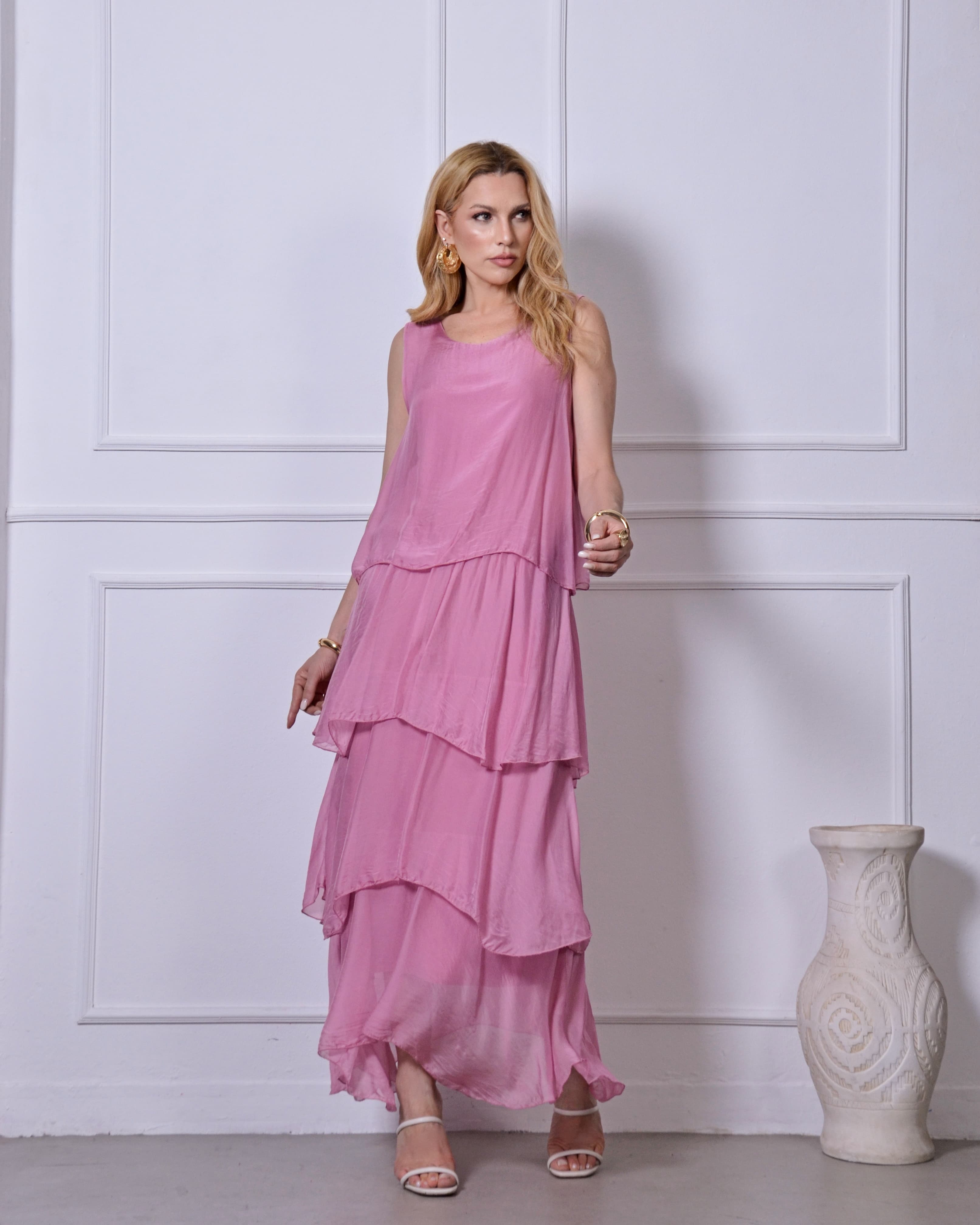 Modelo usando vestido longo rosa em camadas visto de frente.